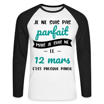 Anniversaire - Pas parfait mais né le 12 Mars - T-shirt baseball manches longues Homme - blanc/noir - Devant - Nik (191cm)