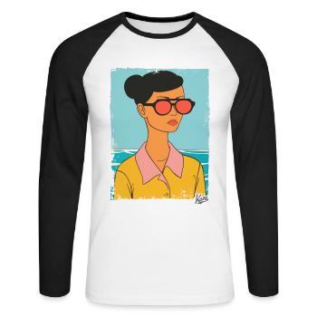 Portrait d’une femme avec des lunettes de soleil en vacances - T-shirt baseball manches longues Homme - blanc/noir - Devant - Nik (191cm)
