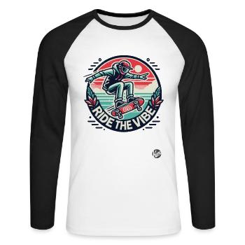 Cooler Vibe beim Skateboard fahrenden Skateboarder - Unisex Baseballshirt langarm - Weiß/Schwarz - Vorne - Nik (191cm)