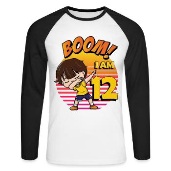 Boom J’ai 12 | Anniversaire Garçon | Fête du 12e anniversaire - T-shirt baseball manches longues Homme - blanc/noir - Devant - Nik (191cm)