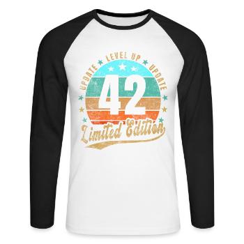 Mise à jour Level Up 42 Ans Édition Limitée Rétro - T-shirt baseball manches longues Homme - blanc/noir - Devant - Nik (191cm)