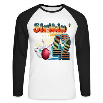 Strikin' Into 42 Bowling Bowler 42. Geburtstag - Unisex Baseballshirt langarm - Weiß/Schwarz - Vorne - Nik (191cm)