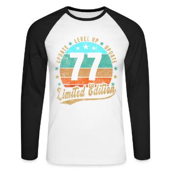 Mise à jour Level Up 77 ans Édition Limitée Rétro - T-shirt baseball manches longues Homme - blanc/noir - Devant - Nik (191cm)