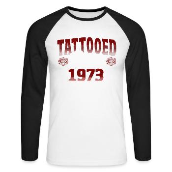 Tatoué depuis 1973 Thème Rose Rouge - T-shirt baseball manches longues Homme - blanc/noir - Devant - Nik (191cm)