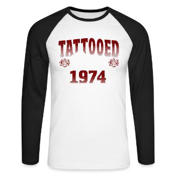 Tatoué depuis 1974 Thème Rose Rouge - T-shirt baseball manches longues Homme - blanc/noir - Devant - Nik (191cm)