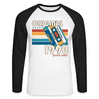 Cassette 34ème Anniversaire Janvier 1990 Millésime 90's - T-shirt baseball manches longues Homme - blanc/noir - Devant - Nik (191cm)