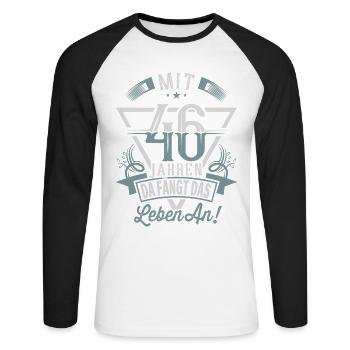 46. Geburtstag Da Fängt Das Leben An - Unisex Baseballshirt langarm - Weiß/Schwarz - Vorne - Nik (191cm)