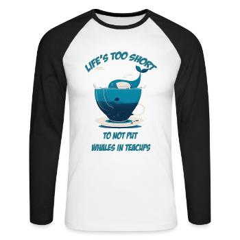 Wal in Teetasse mit Schriftzug - Unisex Baseballshirt langarm - Weiß/Schwarz - Vorne - Nik (191cm)