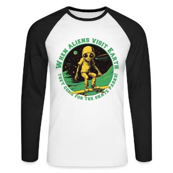 Skateralien im All mit Schriftzug - Unisex Baseballshirt langarm - Weiß/Schwarz - Vorne - Nik (191cm)