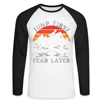 Jump First Fear Later - Horse Lovers Gift Idea - Unisex Baseballshirt langarm - Weiß/Schwarz - Vorne - Nik (191cm)