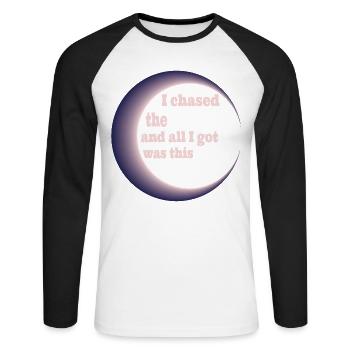 I chased the eclipse all I got was lousy t-shirt - Unisex Baseballshirt langarm - Weiß/Schwarz - Vorne - Nik (191cm)