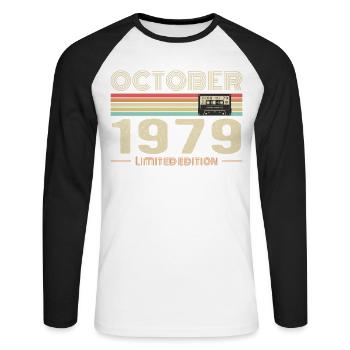 Geburtstag Oktober 1979 - Unisex Baseballshirt langarm - Weiß/Schwarz - Vorne - Nik (191cm)
