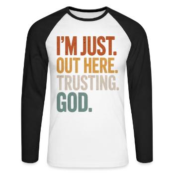 I'M JUST OUT HERE TRUSTING GOD - Unisex Baseballshirt langarm - Weiß/Schwarz - Vorne - Nik (191cm)