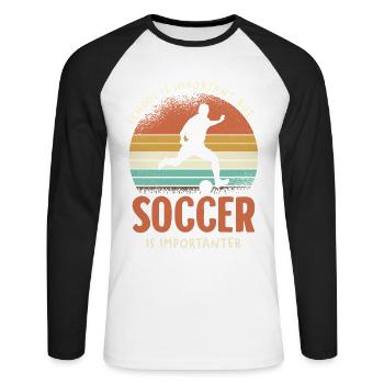Soccer Ist Wichtiger Retro Sonnenuntergang - Unisex Baseballshirt langarm - Weiß/Schwarz - Vorne - Nik (191cm)