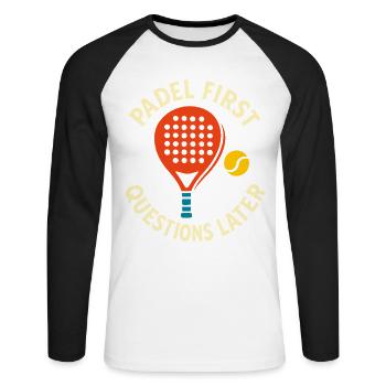 Padel erste Fragen, später Funsport - Unisex Baseballshirt langarm - Weiß/Schwarz - Vorne - Nik (191cm)