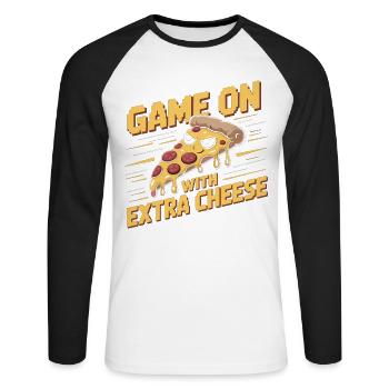 Pizza Gamer Shirt - Game On With Extra Cheese - Unisex Baseballshirt langarm - Weiß/Schwarz - Vorne - Nik (191cm)