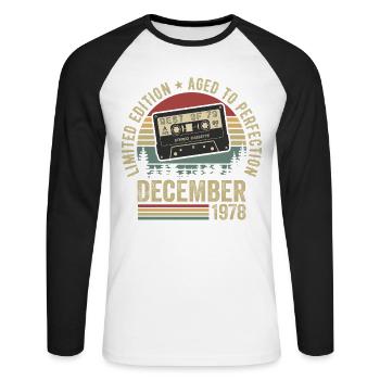 Dezember 1978 - Jahrestag Dezember 1978 - Unisex Baseballshirt langarm - Weiß/Schwarz - Vorne - Nik (191cm)