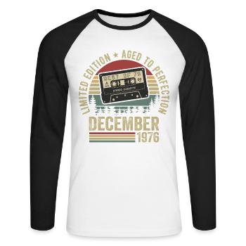 Dezember 1976 - Jahrestag Dezember 1976 - Unisex Baseballshirt langarm - Weiß/Schwarz - Vorne - Nik (191cm)