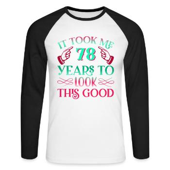 Il a fallu 78 ans pour qu’il soit aussi beau - T-shirt baseball manches longues Homme - blanc/noir - Devant - Nik (191cm)