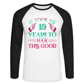 Es dauerte 19 Jahre um so gut auszusehen - Unisex Baseballshirt langarm - Weiß/Schwarz - Vorne - Nik (191cm)