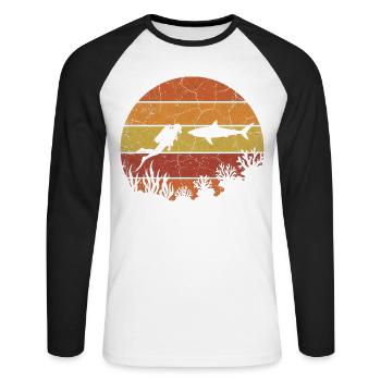 Diver and shark with retro sunset - Unisex Long Sleeve Baseball T-Shirt - white/black - Front - Nik (191cm)