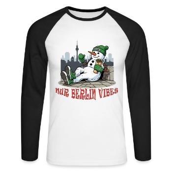 Nur Berlin Vibes - Fernsehturm Schneemann Design - Unisex Baseballshirt langarm - Weiß/Schwarz - Vorne - Nik (191cm)