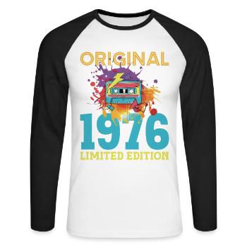 50-jähriges Jubiläum 1976 Retro-Vintage-Kassette - Unisex Baseballshirt langarm - Weiß/Schwarz - Vorne - Nik (191cm)