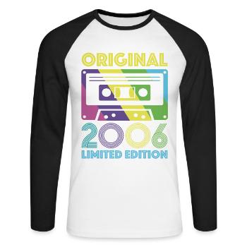 Originalkassette 2006 20th Anniversary 20 Year Tee - Unisex Baseballshirt langarm - Weiß/Schwarz - Vorne - Nik (191cm)