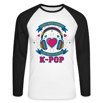 Ich brauche keine Therapie, ich muss einfach K-Pop hören - Unisex Baseballshirt langarm - Weiß/Schwarz - Vorne - Nik (191cm)