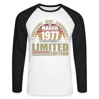 Vintage März 1977 Jubiläum – März 1977 - Unisex Baseballshirt langarm - Weiß/Schwarz - Vorne - Nik (191cm)