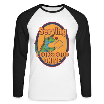 Pickleball, lustiger Spieler, der aufschlägt, steht mir gut - Unisex Baseballshirt langarm - Weiß/Schwarz - Vorne - Nik (191cm)