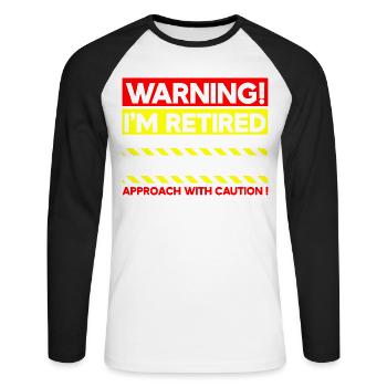 Warnung: Ich bin im Ruhestand, geh vorsichtig mit - Unisex Baseballshirt langarm - Weiß/Schwarz - Vorne - Nik (191cm)