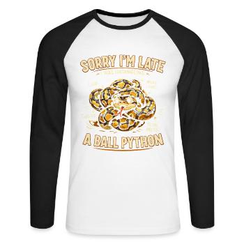 Zu spät wegen Königspython | Schlangen Humor - Unisex Baseballshirt langarm - Weiß/Schwarz - Vorne - Nik (191cm)