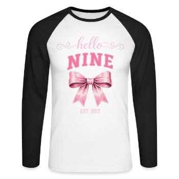 Hello Nine 9 Ans Est 2017 Anniversaire Nœud - T-shirt baseball manches longues Homme - blanc/noir - Devant - Nik (191cm)