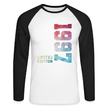 29. Geburtstag Limited Edition 1997 Jahrgang 1997 - Unisex Baseballshirt langarm - Weiß/Schwarz - Vorne - Nik (191cm)
