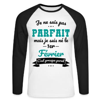 Anniversaire - Pas parfait mais né le 1er Février - T-shirt baseball manches longues Homme - blanc/noir - Devant - Nik (191cm)