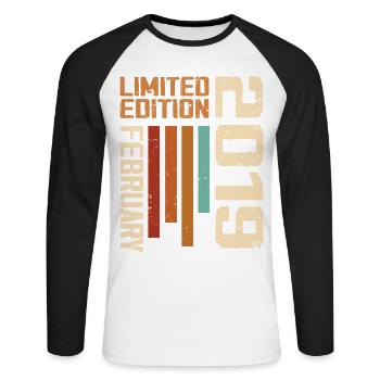 Born in February 2019 Retro 2019 Anniversary - Unisex Long Sleeve Baseball T-Shirt - white/black - Front - Nik (191cm)