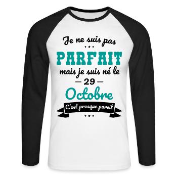 Anniversaire - Pas parfait mais né le 29 Octobre - T-shirt baseball manches longues Homme - blanc/noir - Devant - Nik (191cm)