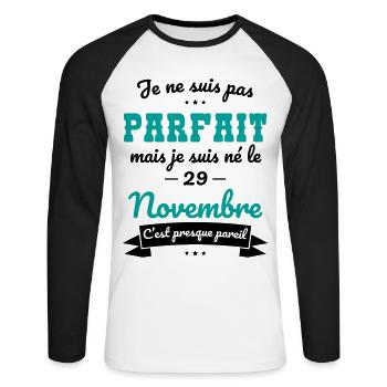 Anniversaire - Pas parfait mais né le 29 Novembre - T-shirt baseball manches longues Homme - blanc/noir - Devant - Nik (191cm)