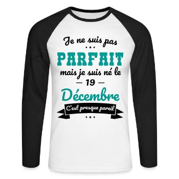 Anniversaire - Pas parfait mais né le 19 Décembre - T-shirt baseball manches longues Homme - blanc/noir - Devant - Nik (191cm)