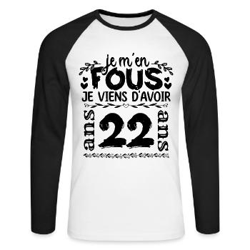 J’ai 22 ans | Je m'en fous j'ai 22 ans - T-shirt baseball manches longues Homme - blanc/noir - Devant - Nik (191cm)
