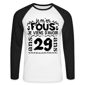 J’ai 29 ans | Je m'en fous j'ai 29 ans - T-shirt baseball manches longues Homme - blanc/noir - Devant - Nik (191cm)