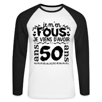 J’ai 50 ans | Je m'en fous j'ai 50 ans - T-shirt baseball manches longues Homme - blanc/noir - Devant - Nik (191cm)