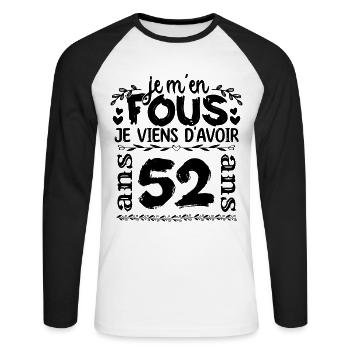 J’ai 52 ans | Je m'en fous j'ai 52 ans - T-shirt baseball manches longues Homme - blanc/noir - Devant - Nik (191cm)
