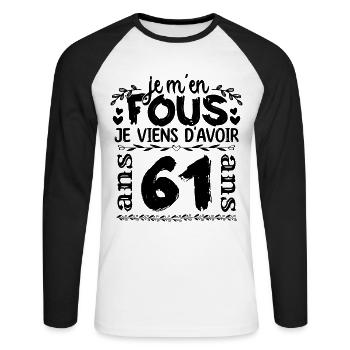 J’ai 61 ans | Je m'en fous j'ai 61 ans - T-shirt baseball manches longues Homme - blanc/noir - Devant - Nik (191cm)