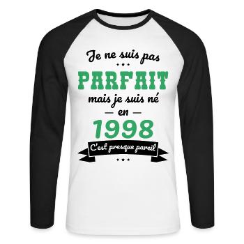 Anniversaire 25 ans - Pas parfait mais né en 1998 - T-shirt baseball manches longues Homme - blanc/noir - Devant - Nik (191cm)