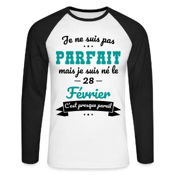 Anniversaire - Pas parfait mais né le 28 Février - T-shirt baseball manches longues Homme - blanc/noir - Devant - Nik (191cm)