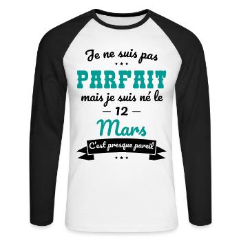 Anniversaire - Pas parfait mais né le 12 Mars - T-shirt baseball manches longues Homme - blanc/noir - Devant - Nik (191cm)