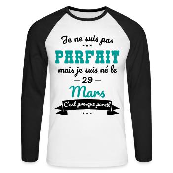 Anniversaire - Pas parfait mais né le 29 Mars - T-shirt baseball manches longues Homme - blanc/noir - Devant - Nik (191cm)