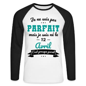 Anniversaire - Pas parfait mais né le 12 Avril - T-shirt baseball manches longues Homme - blanc/noir - Devant - Nik (191cm)